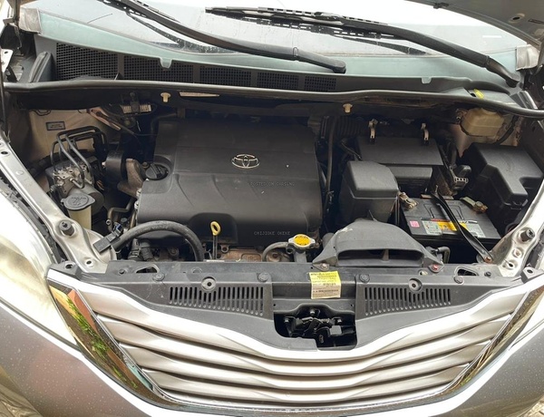 Foreign Used Toyota Sienna XLE Premium 7-Passenger 2013 for Sale In Lagos