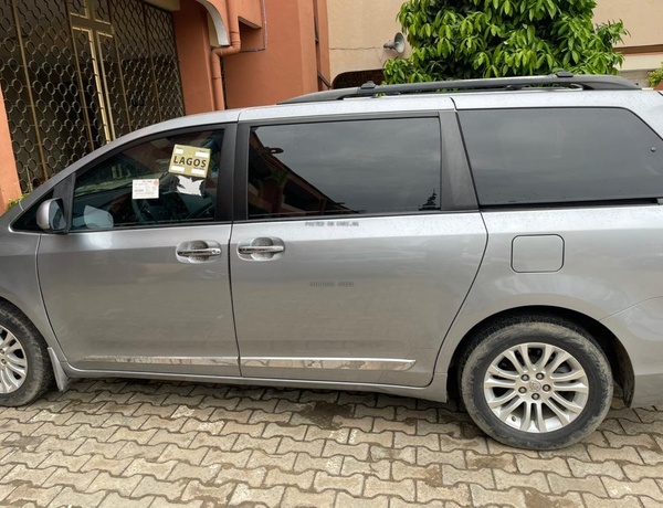 Foreign Used Toyota Sienna XLE Premium 7-Passenger 2013 for Sale In Lagos