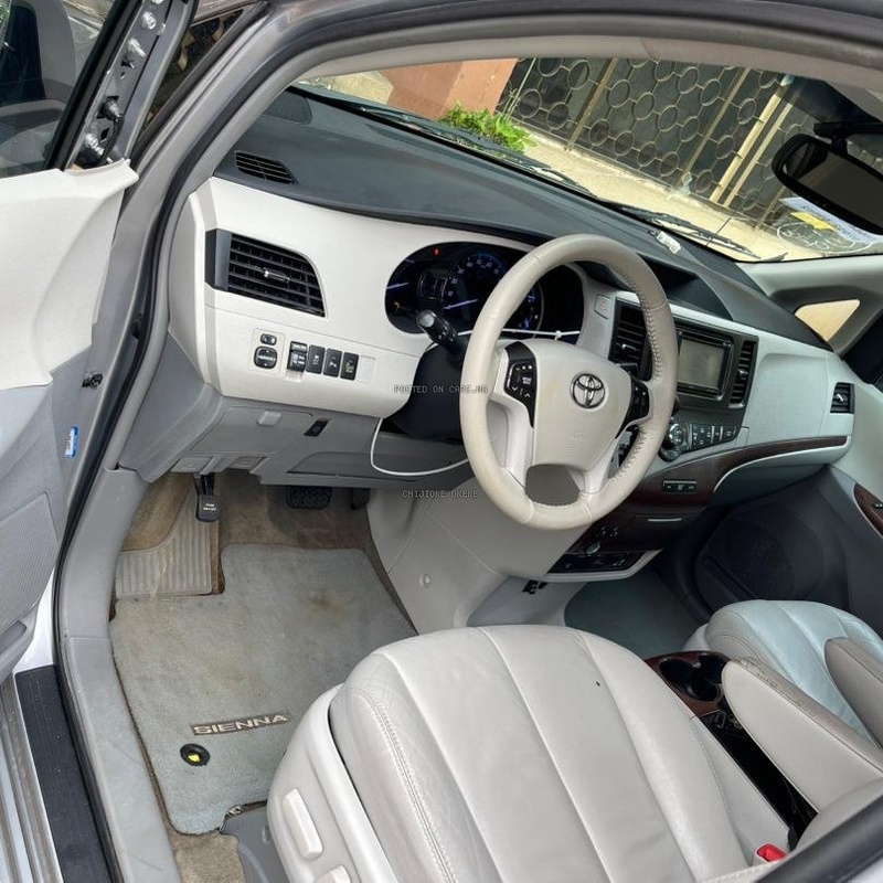 Foreign Used Toyota Sienna XLE Premium 7-Passenger 2013 for Sale In Lagos image