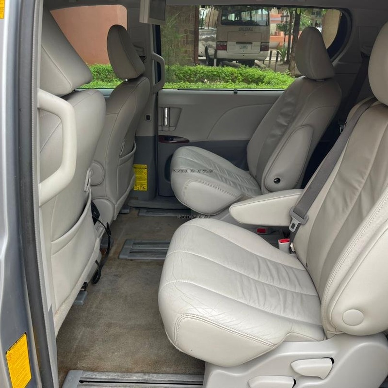 Foreign Used Toyota Sienna XLE Premium 7-Passenger 2013 for Sale In Lagos image