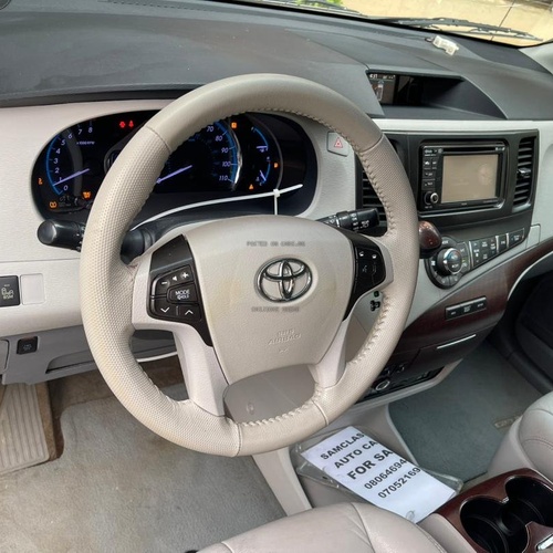 Foreign Used Toyota Sienna XLE Premium 7-Passenger 2013 for Sale In Lagos