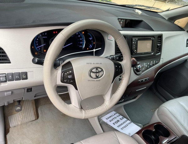 Foreign Used Toyota Sienna XLE Premium 7-Passenger 2013 for Sale In Lagos