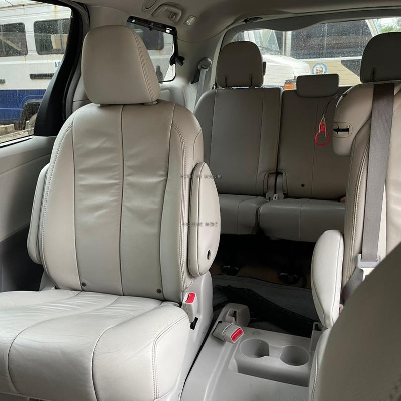 Foreign Used Toyota Sienna XLE Premium 7-Passenger 2013 for Sale In Lagos image