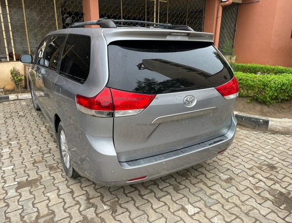 Foreign Used Toyota Sienna 2013 XLE for Sale In Abuja