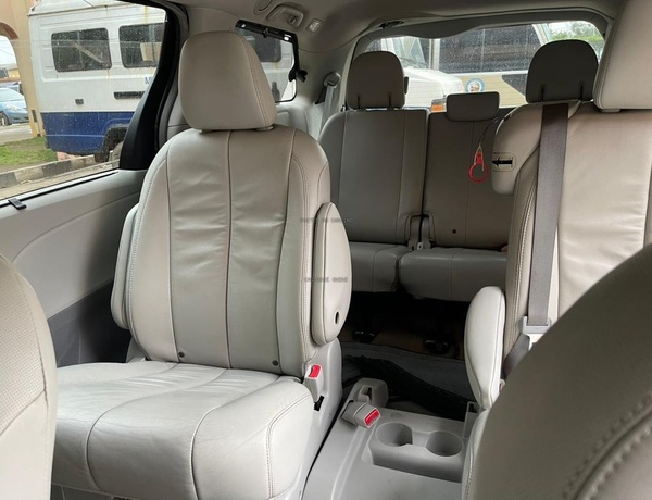 Foreign Used Toyota Sienna 2013 XLE for Sale In Abuja