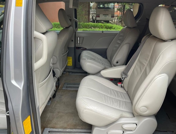 Foreign Used Toyota Sienna 2013 XLE for Sale In Abuja