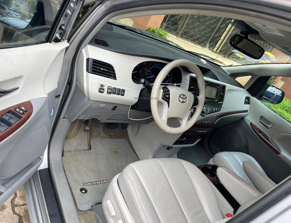 Foreign Used Toyota Sienna 2013 XLE for Sale In Abuja