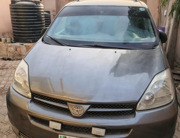 Foreign Used Toyota Sienna for Sale In Gombe