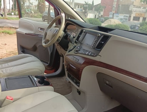 Foreign Used Toyota Sienna 2013 model for Sale In Lagos