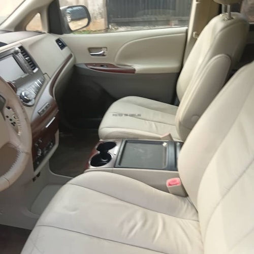 Foreign Used Toyota Sienna 2013 model for Sale In Lagos