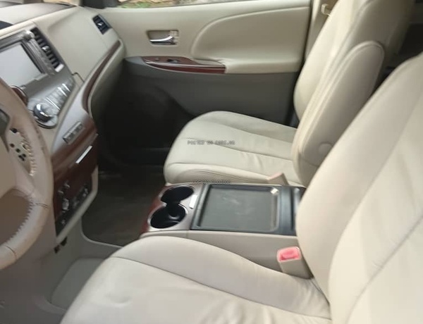 Foreign Used Toyota Sienna 2013 model for Sale In Lagos