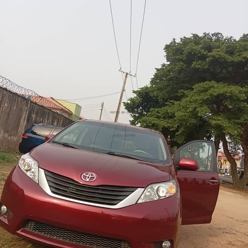 Foreign Used Toyota Sienna 2013 model for Sale In Lagos