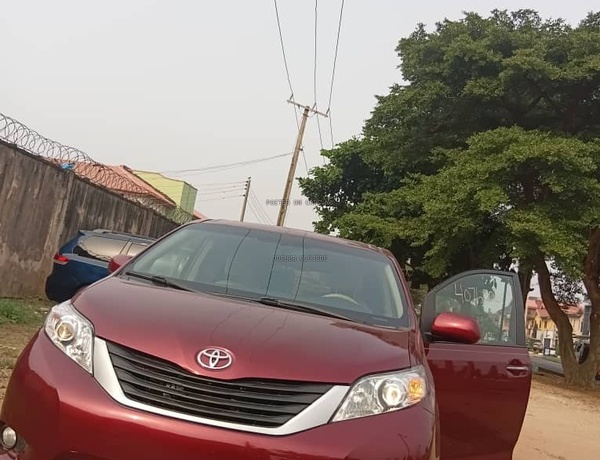 Foreign Used Toyota Sienna 2013 model for Sale In Lagos