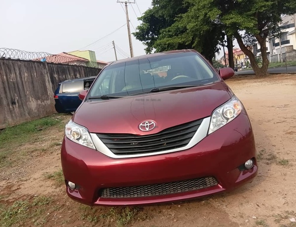 Foreign Used Toyota Sienna 2013 model for Sale In Lagos