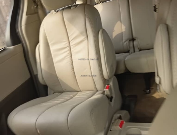 Foreign Used Toyota Sienna 2013 model for Sale In Lagos