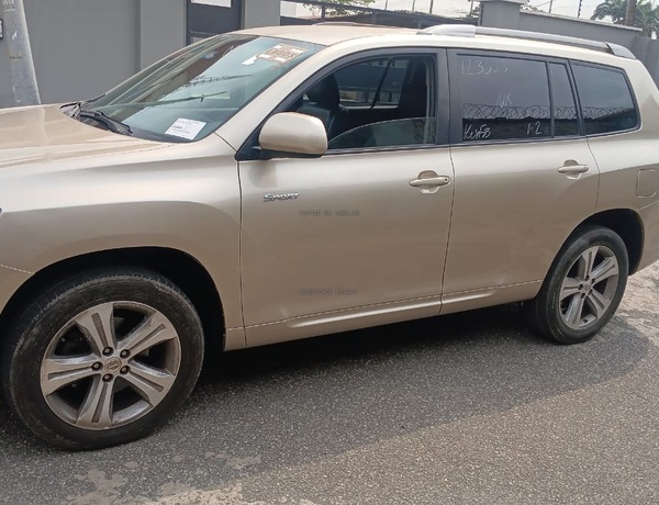Foreign Used 2010 Toyota Highlander for Sale In Lagos