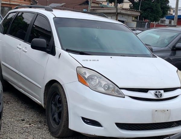 Toyota Sienna 2007 3 roll seater Super engine