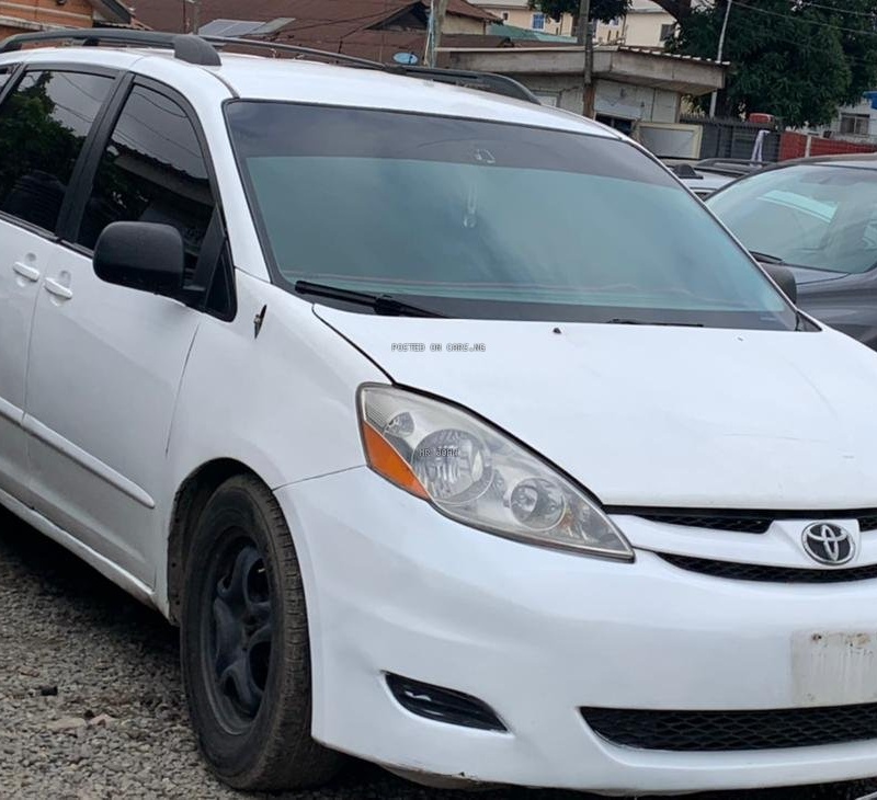 Toyota Sienna 2007 3 roll seater Super engine image
