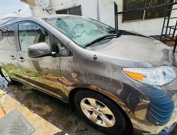 Foreign Used Toyota Sienna 2014  in Lagos