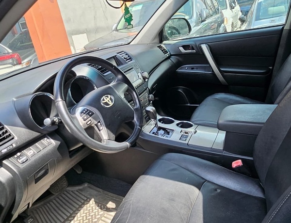 Neat Cheap Foreign Used Toyota Highlander 2012 for Sale In Lagos