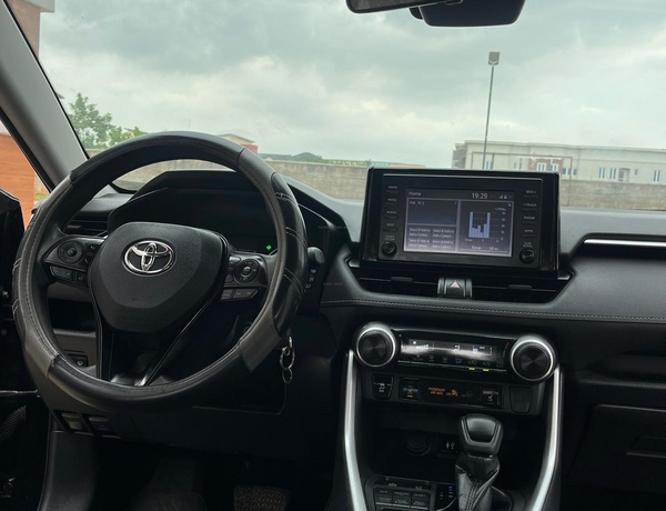 TOYOTA RAV 4 2020 WITH ALL ROUND FACTORY TINTED WINDOWS