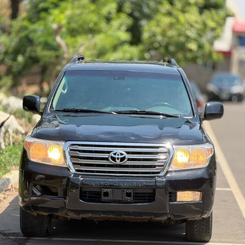 DISTRESS SALE CLEAN USED TOYOTA LANDCRUISER V8 2010 IN ABUJA