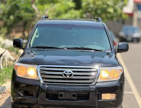 DISTRESS SALE CLEAN USED TOYOTA LANDCRUISER V8 2010 IN ABUJA