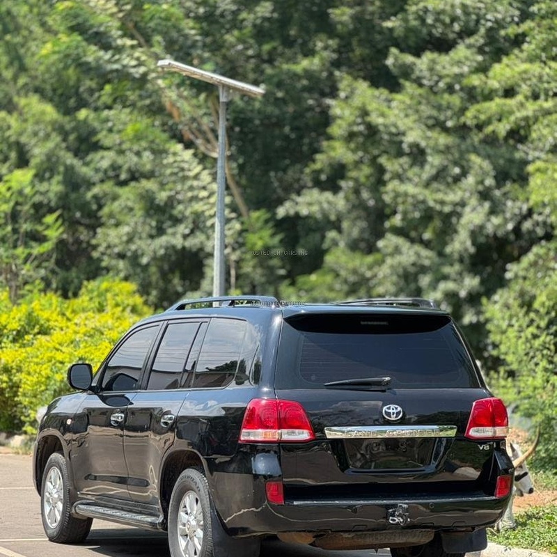 DISTRESS SALE CLEAN USED TOYOTA LANDCRUISER V8 2010 IN ABUJA image