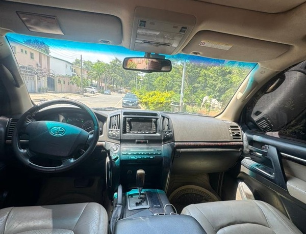 DISTRESS SALE CLEAN USED TOYOTA LANDCRUISER V8 2010 IN ABUJA