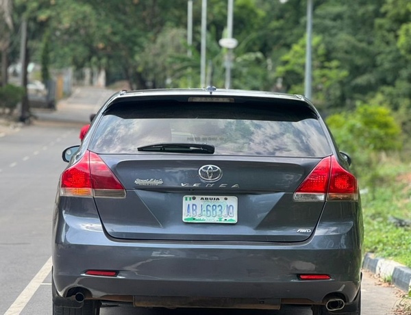 REGISTERED 2012 TOYOTA VENZA KEYLESS V6 WITH DUTY