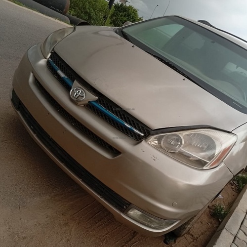 Distress 2005 Toyota Sienna for Sale In Abuja