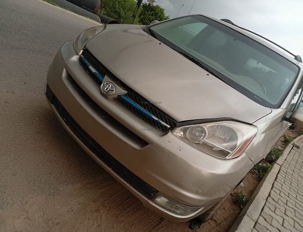Distress 2005 Toyota Sienna for Sale In Abuja