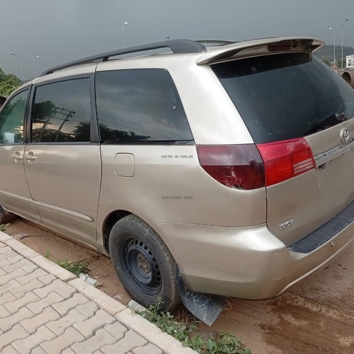 Distress 2005 Toyota Sienna for Sale In Abuja