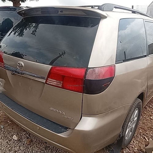 Distress 2005 Toyota Sienna for Sale In Gwarinpa