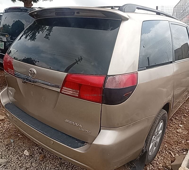 Distress 2005 Toyota Sienna for Sale In Gwarinpa image