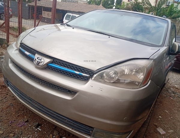 Distress 2005 Toyota Sienna for Sale In Gwarinpa