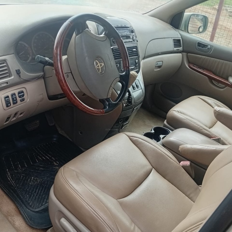 Distress 2005 Toyota Sienna for Sale In Gwarinpa image