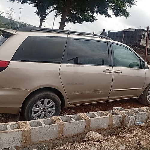 Distress 2005 Toyota Sienna for Sale In Gwarinpa