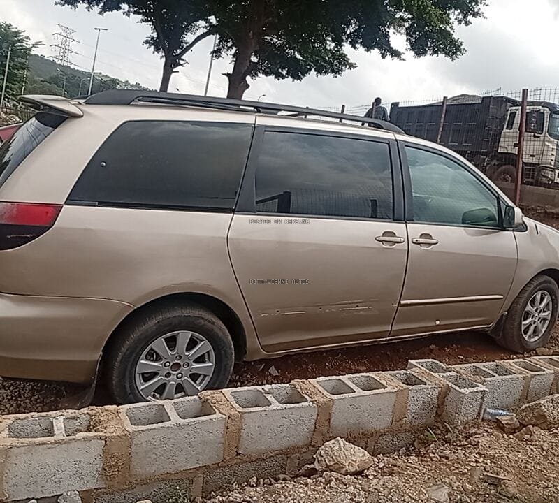 Distress 2005 Toyota Sienna for Sale In Gwarinpa image