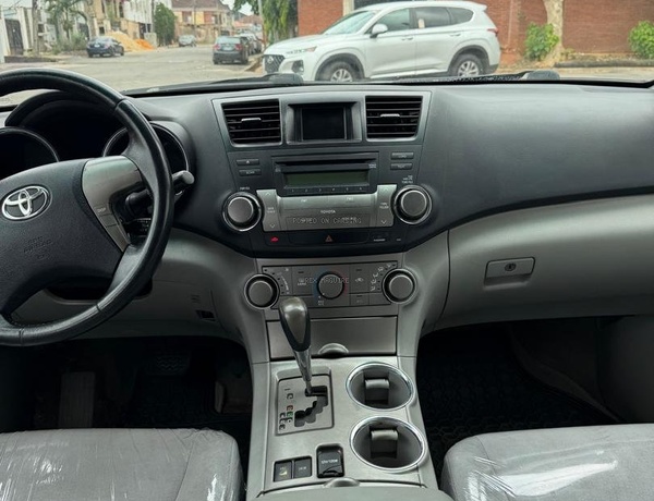 FOREIGN USED TOYOTA HIGHLANDER 2010 FOR SALE IN LAGOS