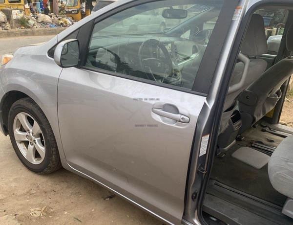 TOYOTA SIENNA 2015 FOR SALE