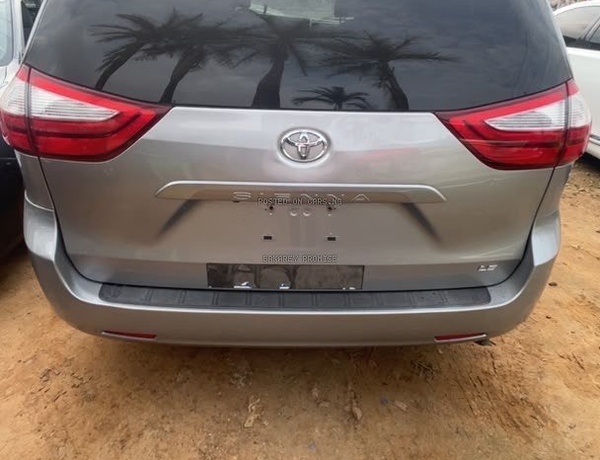TOYOTA SIENNA 2015 FOR SALE