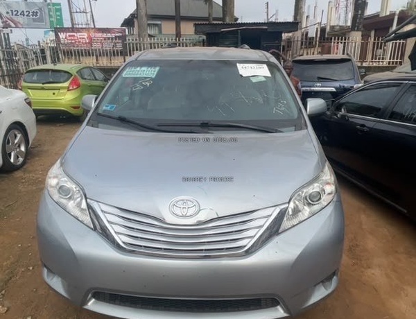 TOYOTA SIENNA 2015 FOR SALE