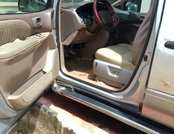 Nigerian Used Toyota Sienna XLE 2002 In Benin 