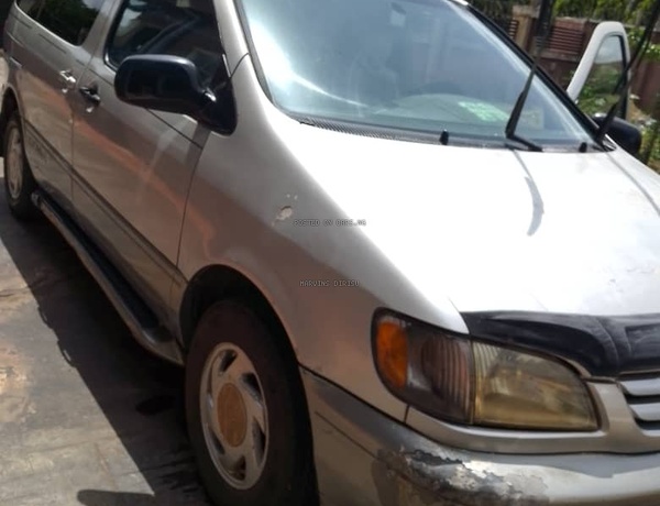 Nigerian Used Toyota Sienna XLE 2002 In Benin 