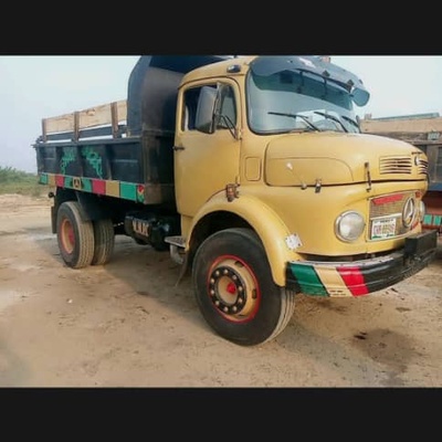 Clean Fairly Used 2002 Mercedes Benz single Axle Truck for Sale Portharcourt