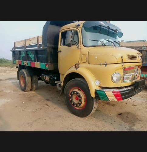 Clean Fairly Used 2002 Mercedes Benz single Axle Truck for Sale Portharcourt