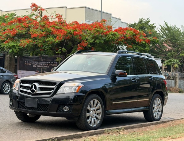 FOREIGN USED  2010 MERCEDES BENZ GLK350 FOR SALE IN ABUJA