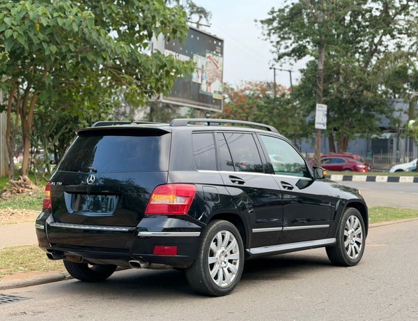 FOREIGN USED  2010 MERCEDES BENZ GLK350 FOR SALE IN ABUJA