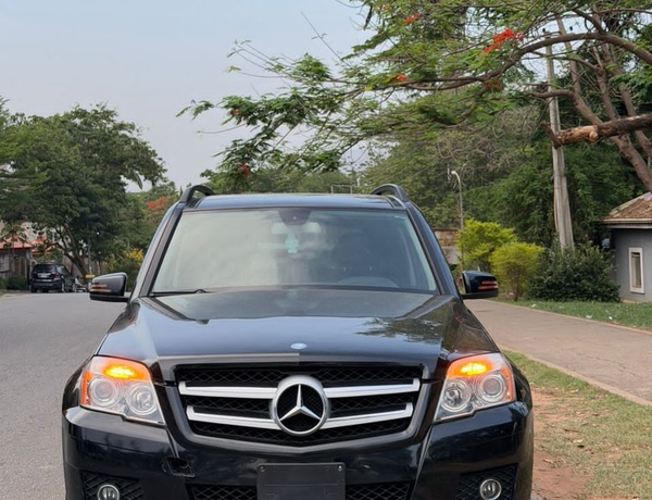 FOREIGN USED  2010 MERCEDES BENZ GLK350 FOR SALE IN ABUJA
